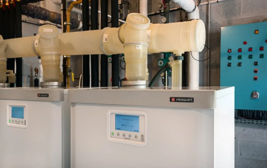 Chaudière à condensation Frisquet installée en chaufferie